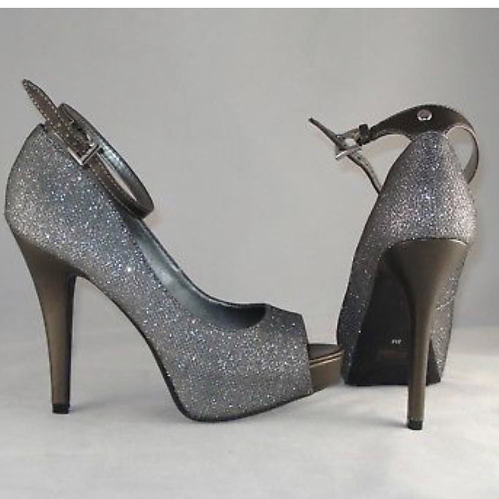 11M GUESS GGVALORA Pew Silver Metallic High Heels